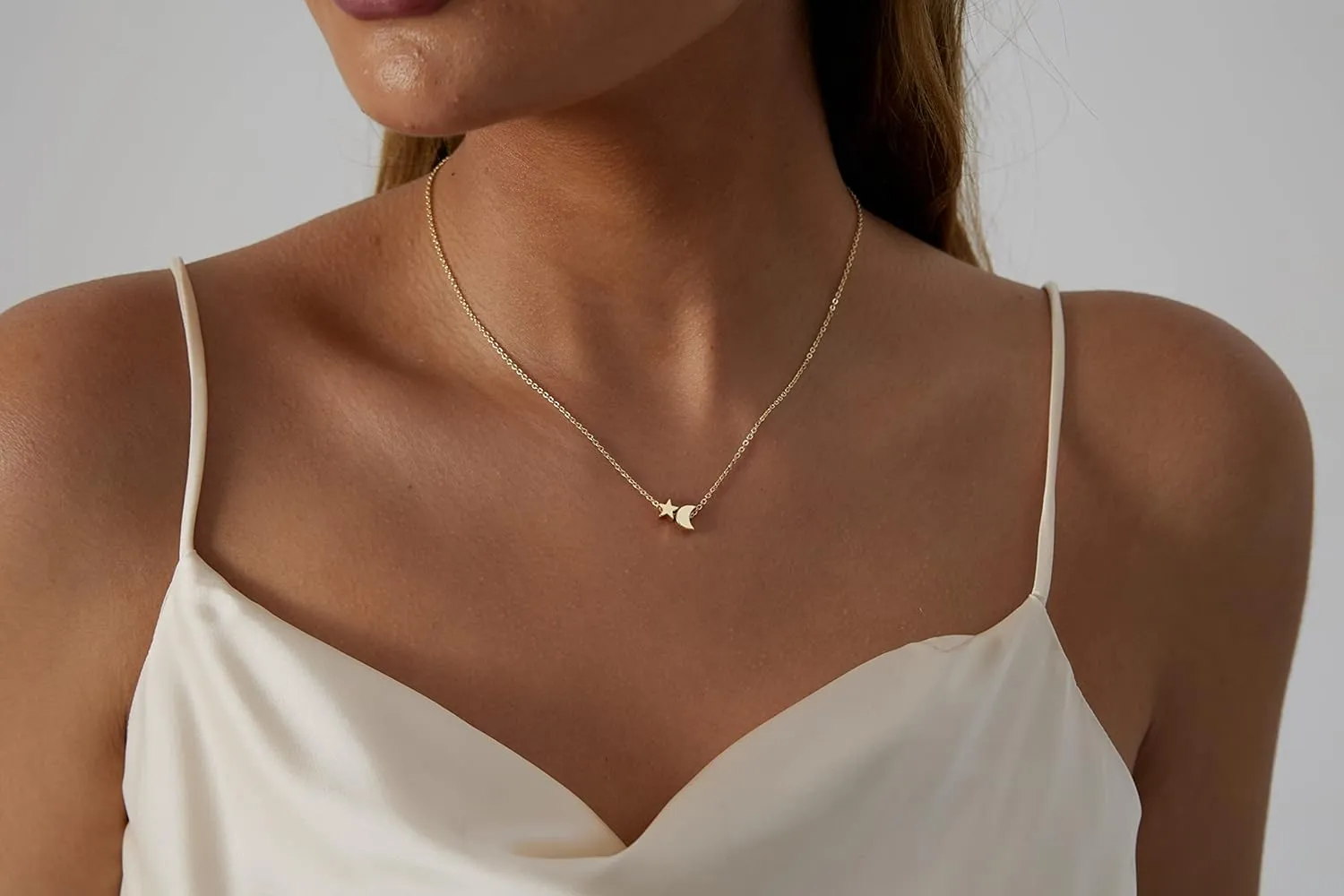 CAROVO Dainty Gold Necklace for Women 14K Plated Layered Chain Necklaces Trible Layering Paper Clip Chain Hammered Disc Link Necklace Shiny Twisted Rope Chain Necklace Jewelry