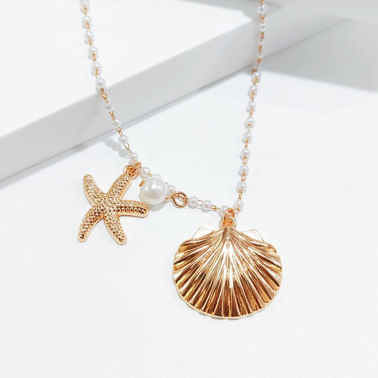 Gold Shell Necklace for Women Gold Seashell Starfish Pendant Necklace Shell Choker Pearl Beaded Chain Necklaces Summer Beach Jewelry